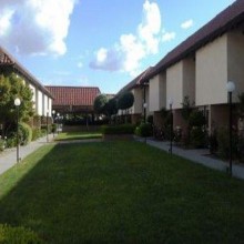 Ramada by Wyndham Fresno North - Our Landscaped Courtyard